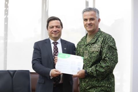 Entrega del certificado de acreditación ONAC al Director General Marítimo.