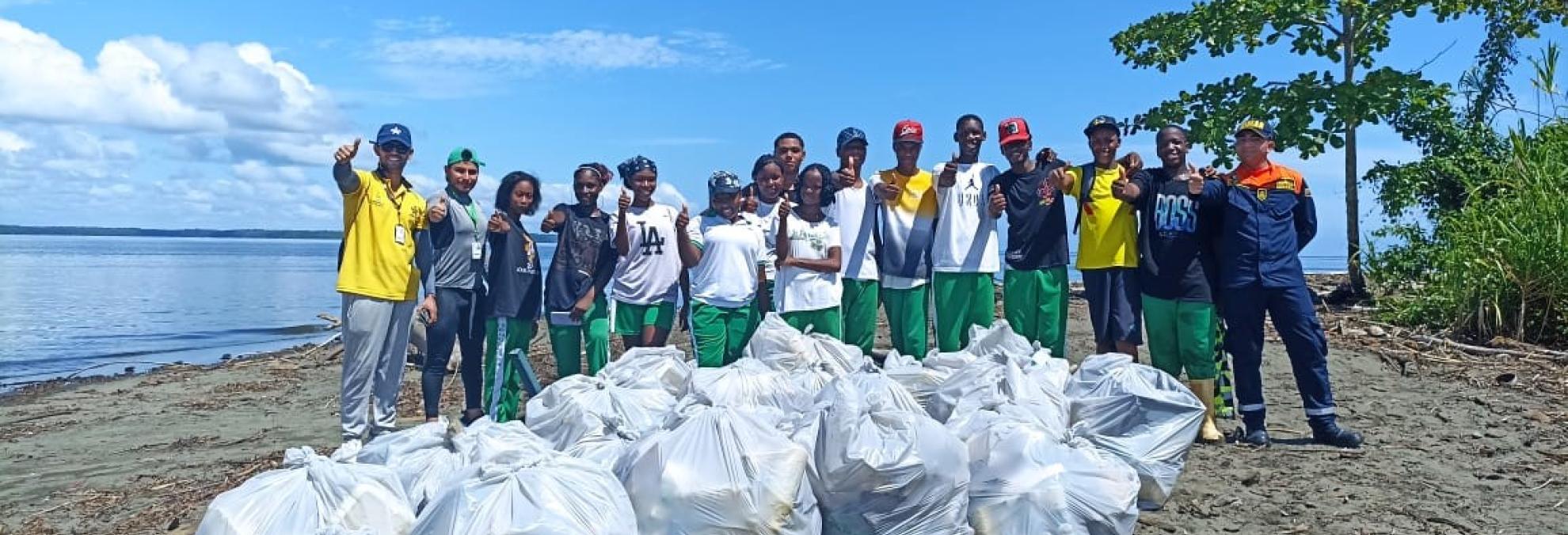 De manera articulada Dimar, Sena y el colegio Manuel Valverde limpiaron la playa “Los Obregones”