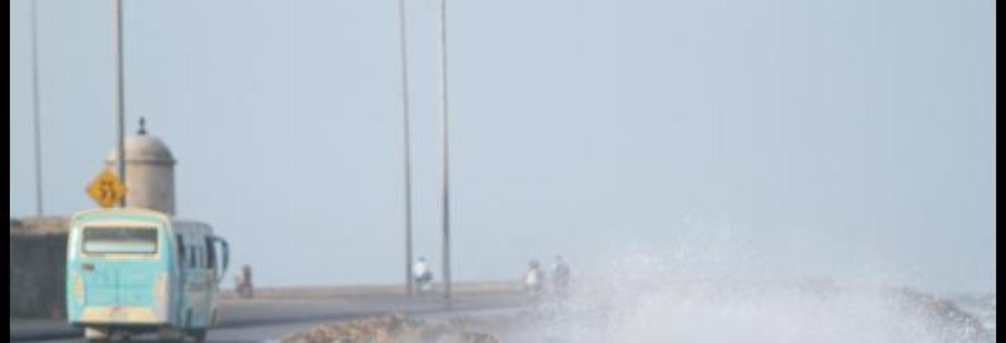 El carril que está frente al mar en la Avenida Santander permanece mojado. // JULIO CASTAÑO-EL UNIVERSAL